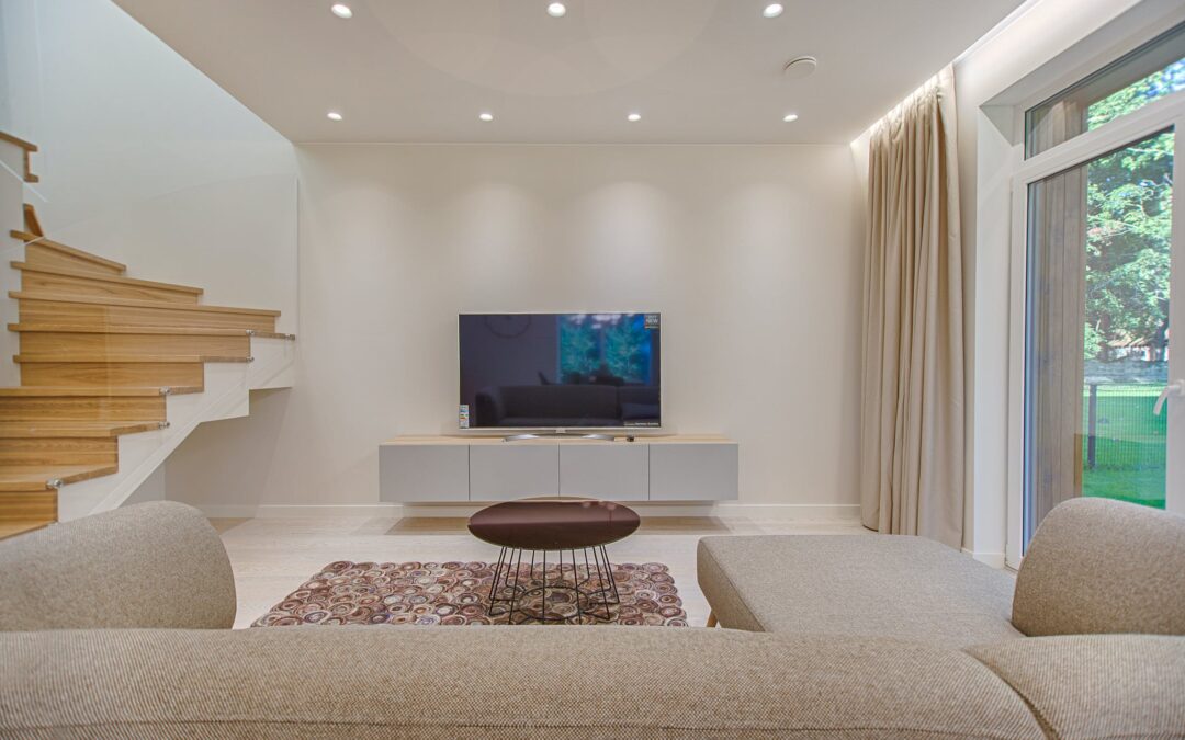 Großes TV in modernem Wohnzimmer